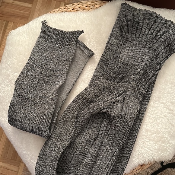 A. ROEGE HOVE Grey Nylon Turtleneck and Bottoms - Picture 11 of 11